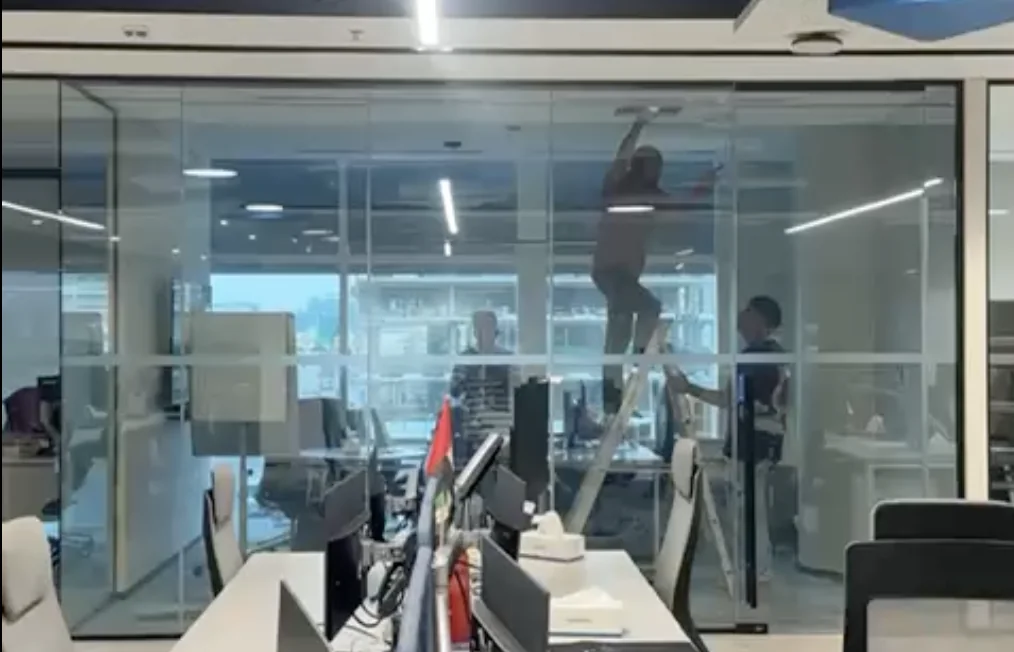 Smart film ON - clear glass - transparent office view